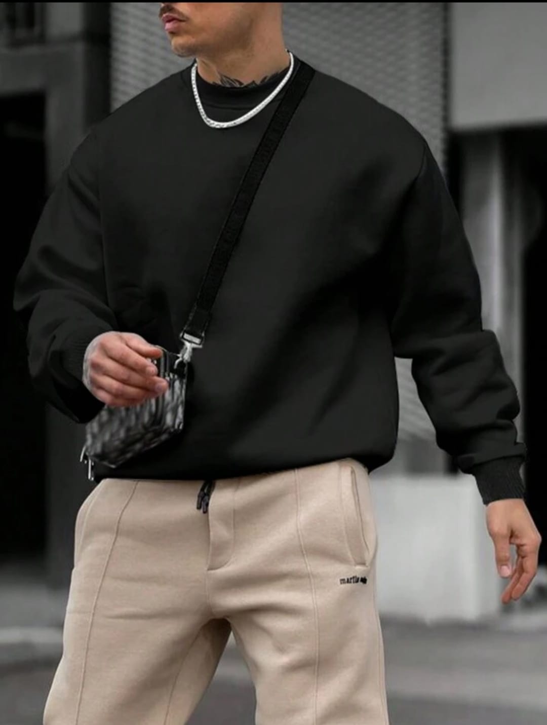 Men's Solid Color Crew Neck Long Sleeve Pullover Sweatshirt.