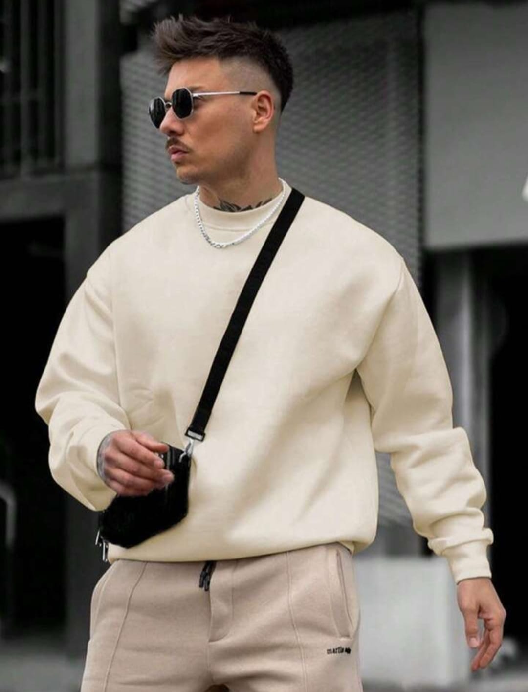 Men's Solid Color Crew Neck Long Sleeve Pullover Sweatshirt.